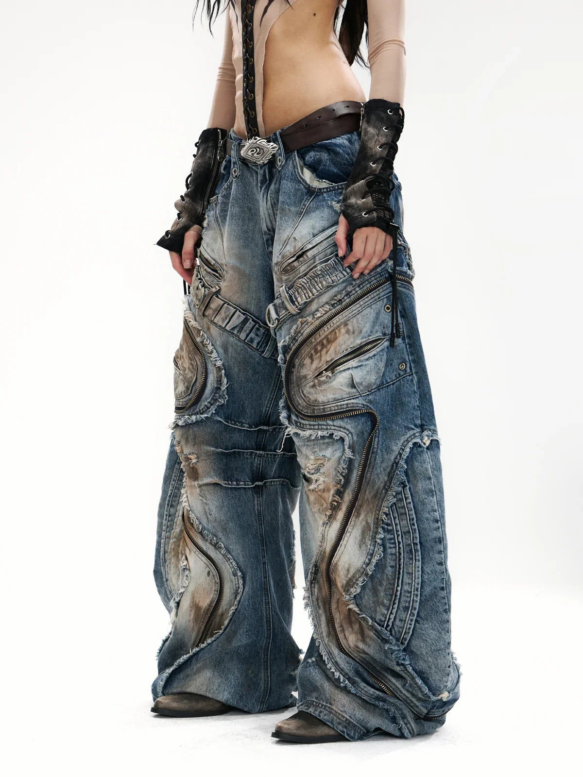 Curved Blade Pleated Jeans with Distressed Wash - Image 2
